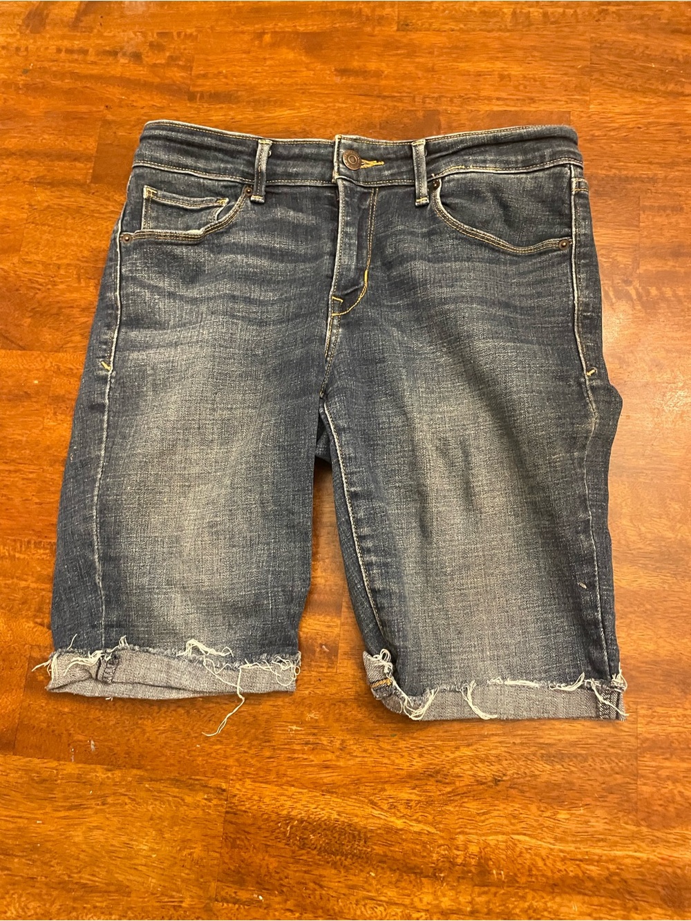 Levi’s Mid Rise Skinny Cutoff Bermuda Shorts Women’s Size 6 Dark Wash Cuffed